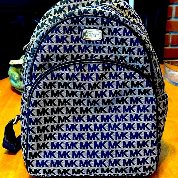 Michael Kors Black Jaquard Signature Canvas with Leather Straps Abbey Backpack - Picture 4 of 16